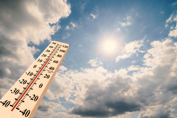 温度计太阳高度。炎热的夏天。夏季高温库存照片图片下载