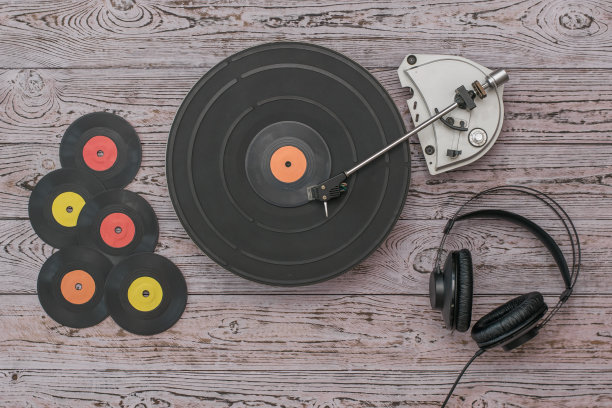 一套以木头为背景的唱片、耳机和播放器。图片下载