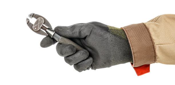 小爱好虎钳在人的手中，黑色防护手套和棕色制服隔离在白色背景图片下载