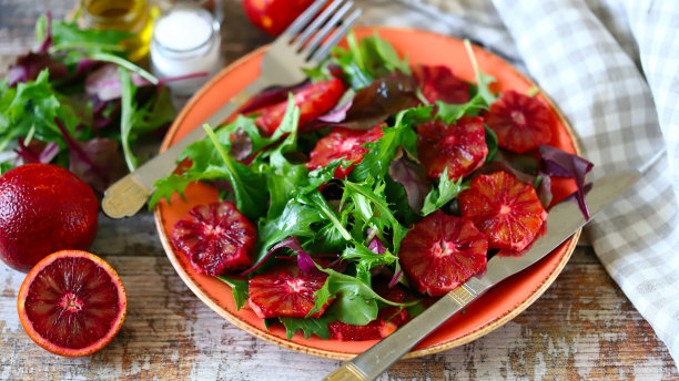 健康的素食沙拉配红橙。减肥的食物。素食主义者的饮食。图片下载