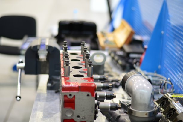 在机加工车间里，装有螺旋动作手柄和铸铁框架的封闭式夹具图片下载