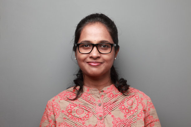 一个快乐微笑的印度民族妇女的肖像图片下载