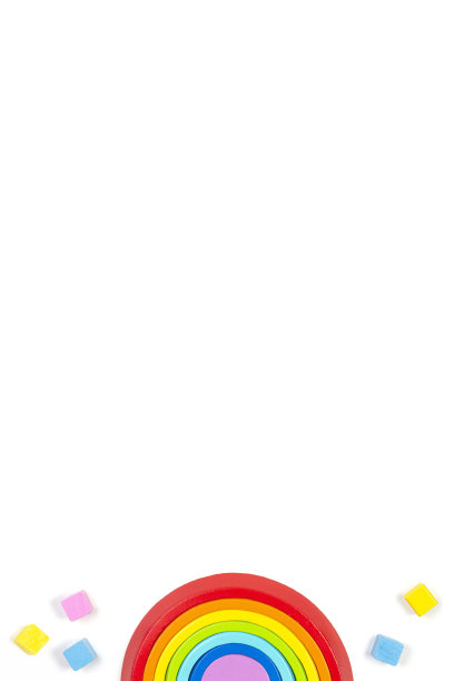 宝宝的玩具背景与木制彩虹和五颜六色的块。俯视图，平放图片下载