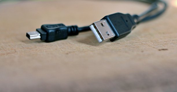 用于高速数据传输的连接器电缆。图片下载