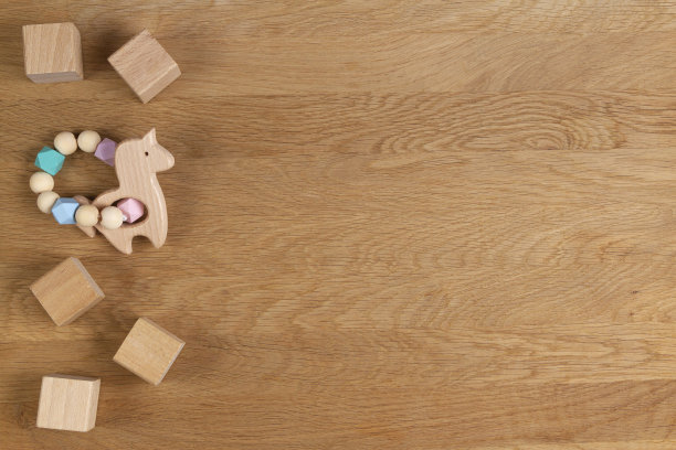 幼儿教育自然生态零废物木质玩具上的木材背景图片下载