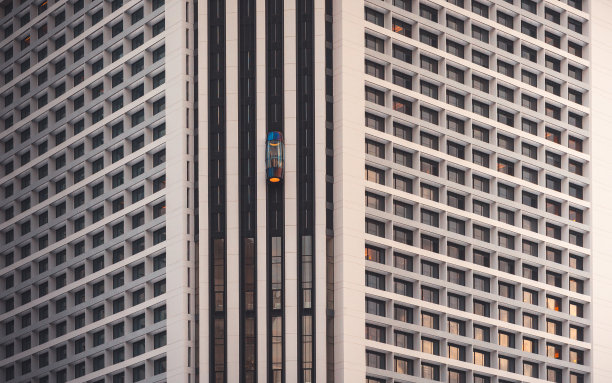从外面看，高楼大厦有有趣的升降机图片下载
