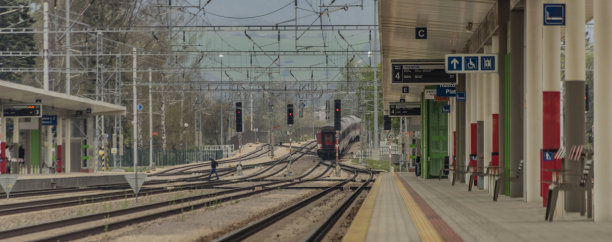 特伦新站红色现代电动快速客运列车图片下载