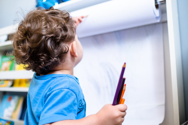 蹒跚学步的孩子画画图片下载