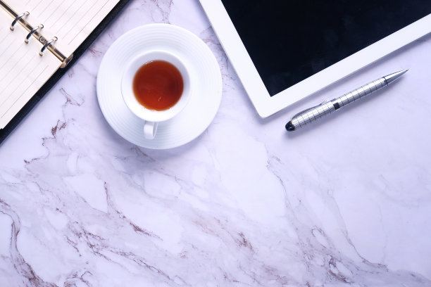 顶视图的数字表与空白屏幕上的白色背景图片下载