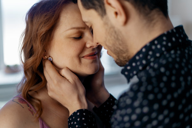 丈夫想亲吻怀孕的妻子图片下载