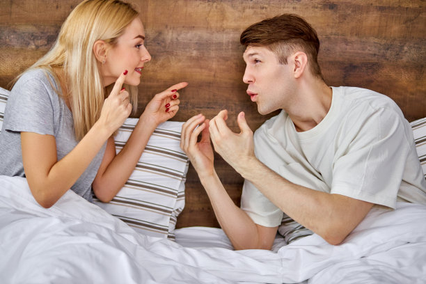 年轻的白人妇女惩罚丈夫的滑稽行为图片下载