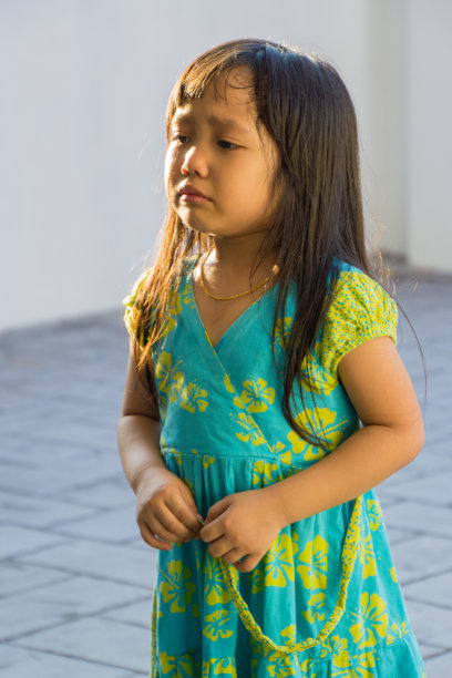 伤心哭泣的小女孩库存照片图片下载