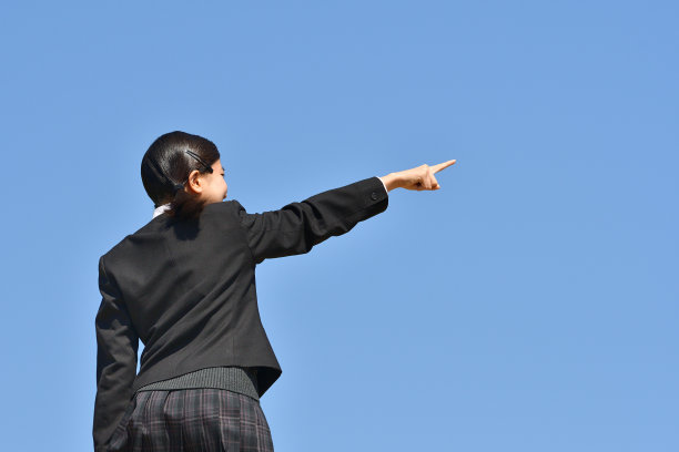 日本女孩指着蓝天的背影图片下载