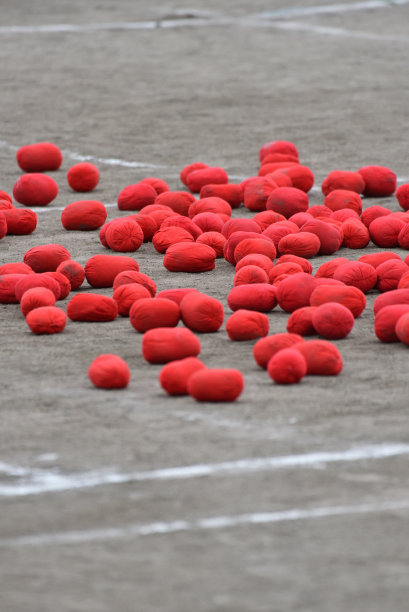 学校操场上的红球图片下载