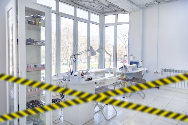 隔离区警告胶带，请勿跨越，黄色和黑色安全条通过室内美甲沙龙图片下载