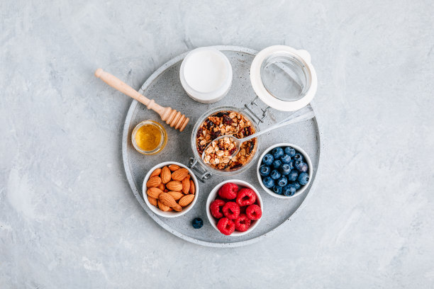 早餐加新鲜浆果、杏仁、牛奶和蜂蜜的格兰诺拉麦片。图片下载