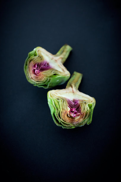 新鲜的生的切成一半的洋蓟图片下载