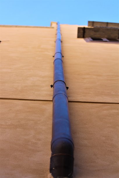 令人想起意大利巴勒莫历史中心一座古老建筑中的阳台图片下载