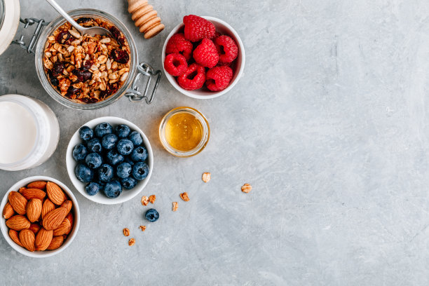 早餐加新鲜浆果、杏仁、牛奶和蜂蜜的格兰诺拉麦片。图片下载