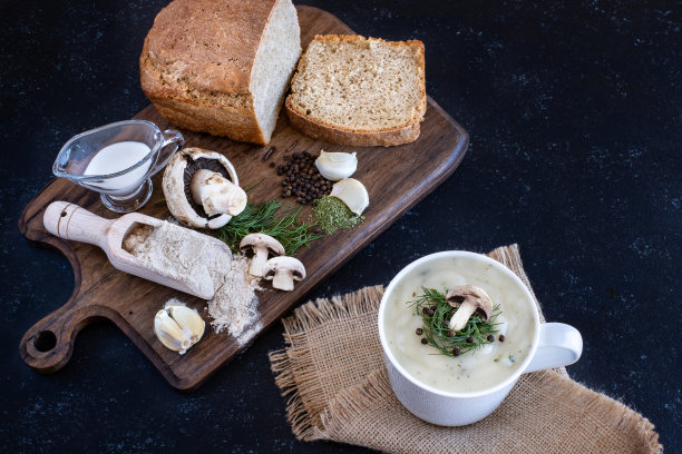蘑菇汤在木桌上俯视图和黑暗的背景。图片下载