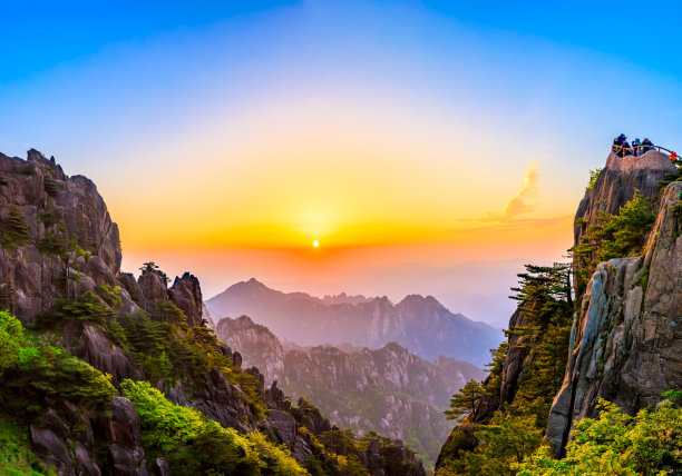 中国日出时的黄山风景。图片下载