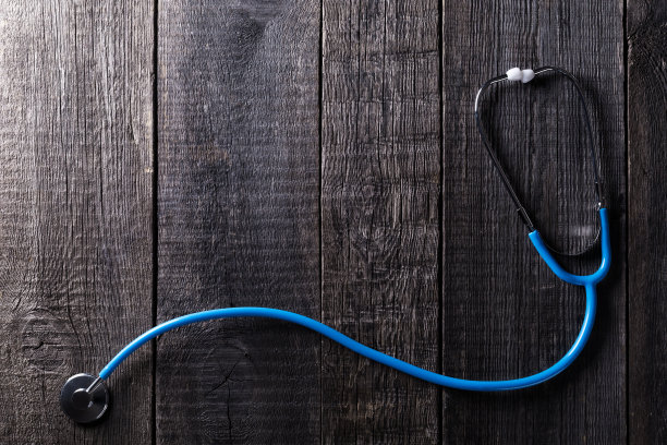 木质背景的听诊器。医学的概念图片下载