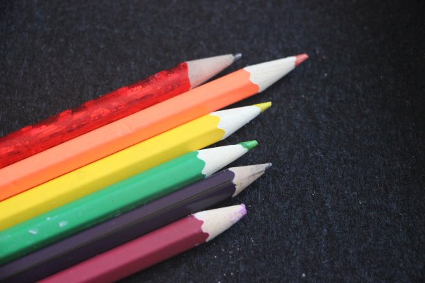深灰色背景上的彩色铅笔。创造力的概念。平等与多样性概念图片下载