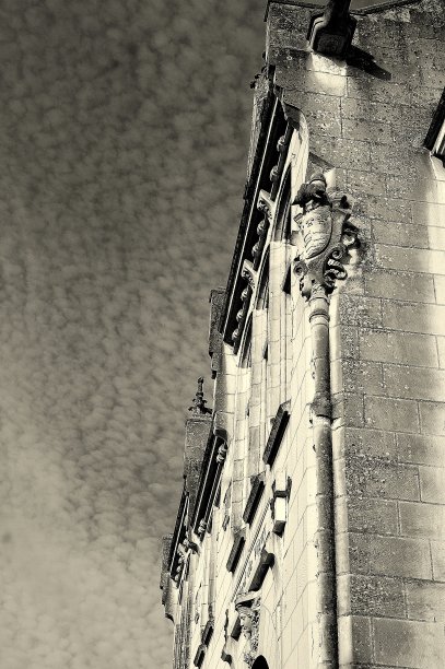 建筑和云在湖图片下载