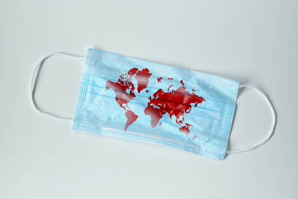 保护世界免受covid-19病毒的概念，医用口罩上的图标。图片下载