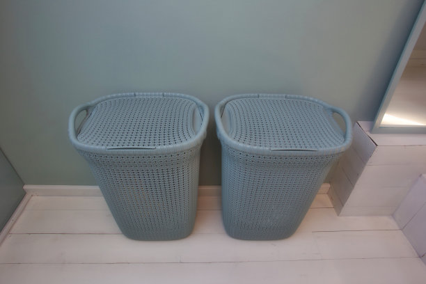 两个现代的塑料篮子的洗衣房俯视图，斯堪的纳维亚设计图片下载