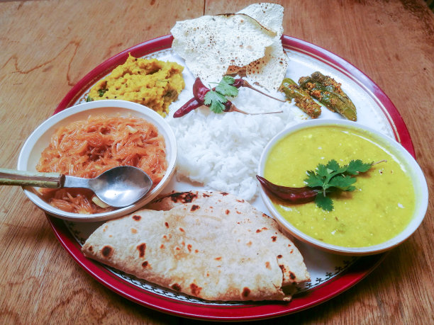 印度古吉拉特风格的传统辛辣食物在盘子里。图片下载