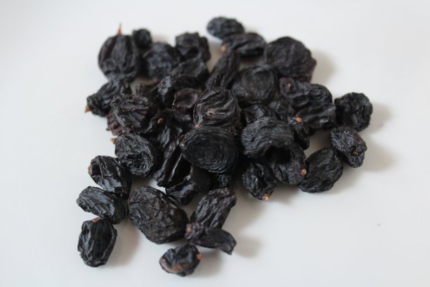 近距离干燥的葡萄在孤立的背景。图片下载