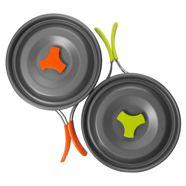 两个铝制野营锅，上面盖着盖子，孤立地放在白色背景上图片下载