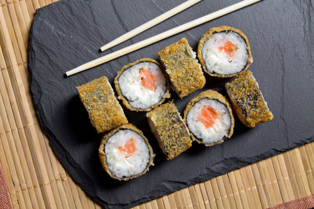 寿司卷天妇罗和大虾在席子的背景。寿司俯视图。寿司食物图片菜单。图片下载