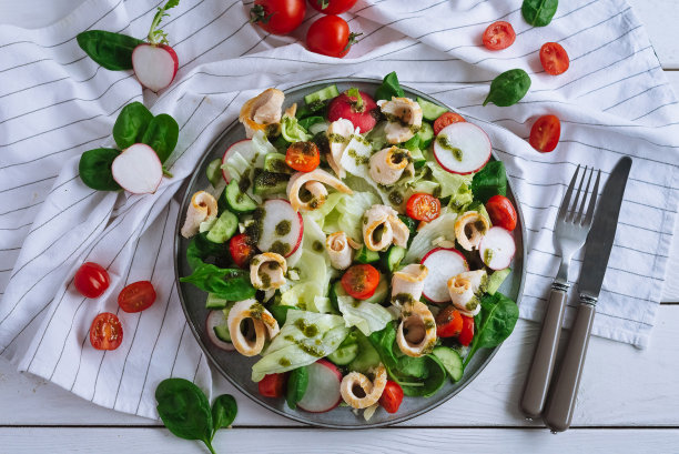 卷心沙拉配鸡柳卷片，细萝卜片，黄瓜片，菠菜叶，樱桃番茄，意大利辣酱。图片下载