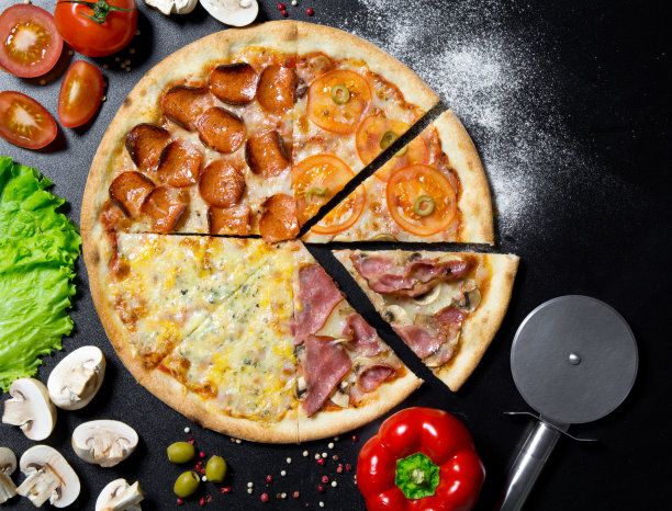 黑色混凝土背景上的意大利披萨和蘑菇、番茄、胡椒、盐、香草和生姜的配料和香料。俯视图的比萨四季。比萨食物照片的菜单。图片下载