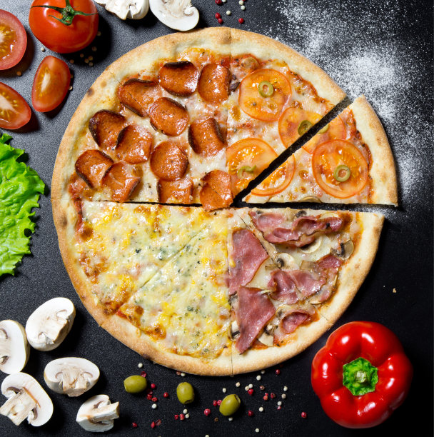黑色混凝土背景上的意大利披萨和蘑菇、番茄、胡椒、盐、香草和生姜的配料和香料。俯视图的比萨四季。比萨食物照片的菜单。图片下载