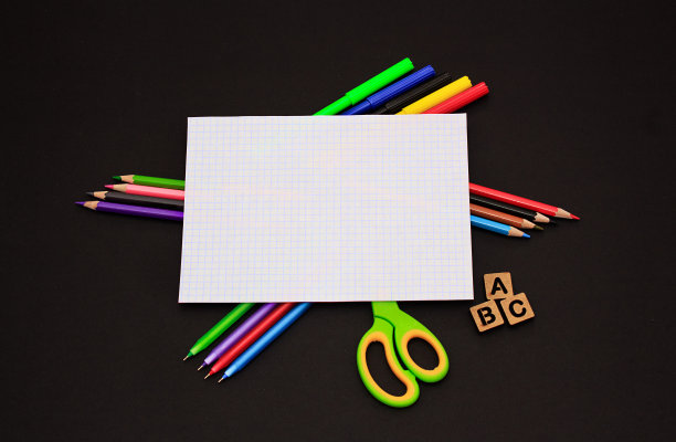 学校配件黑色纸背景图片下载