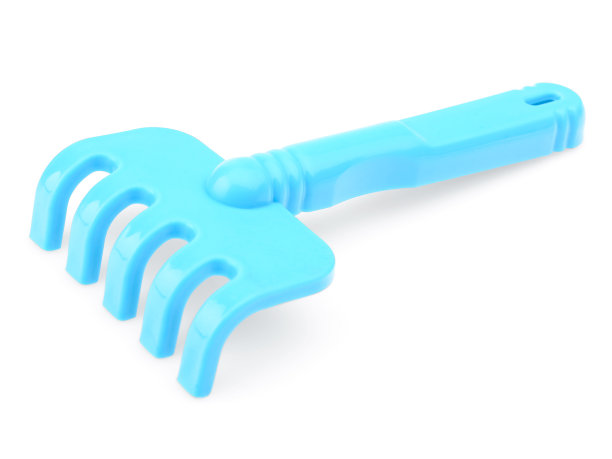 儿童的蓝色塑料耙在一个白色的背景。在沙盒里玩的耙子，特写。儿童玩具目录。儿童教育游戏图片下载