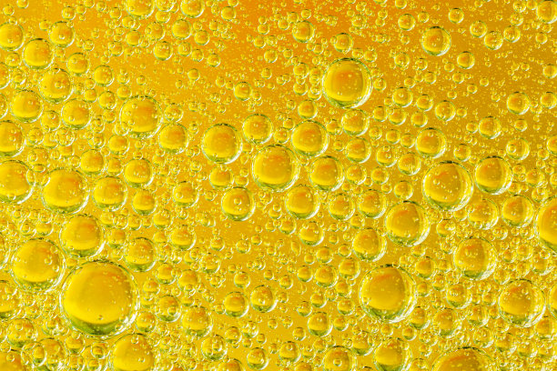 黄色冰啤酒泡沫和泡沫特写微距，背光图片下载