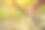 女士的手触摸着田野里美丽的干草图片下载