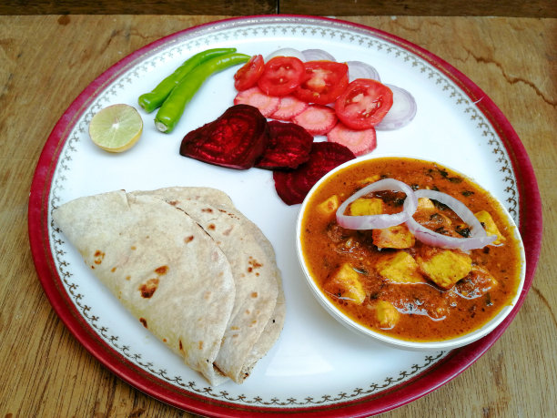 印度旁遮普风格的传统食物盛在盘子里。图片下载