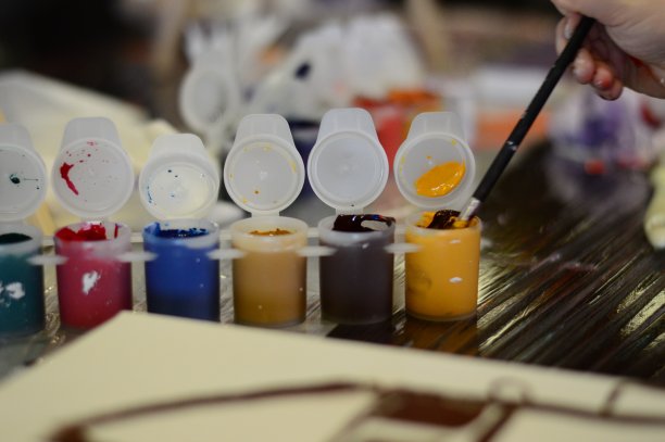 孩子用画横画来画一幅美丽的画图片下载