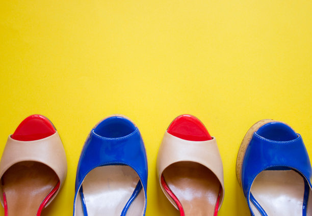 上面的蓝色和红色夏天的鞋子。免费空间。流行和时尚的概念。图片下载