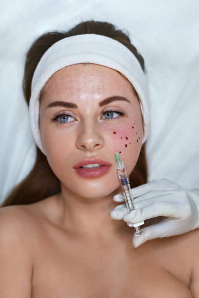 面部护肤治疗。抗衰老美容注射程序。女性接受美容嫩肤与透明质酸。图片下载
