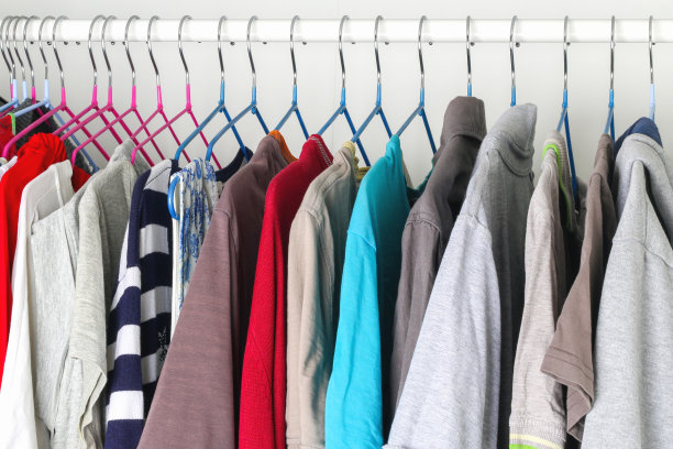 男士和女士的衣服放在衣柜里的硅胶衣架上。相同的肩膀。存储的组织。秩序和清洁。隔离检疫,时期,做家务。准确性。图片下载