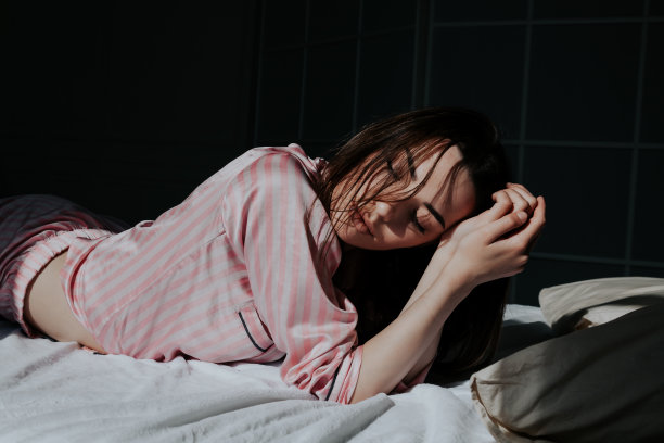 穿着粉色睡衣的女人时尚的肖像卧室图片下载