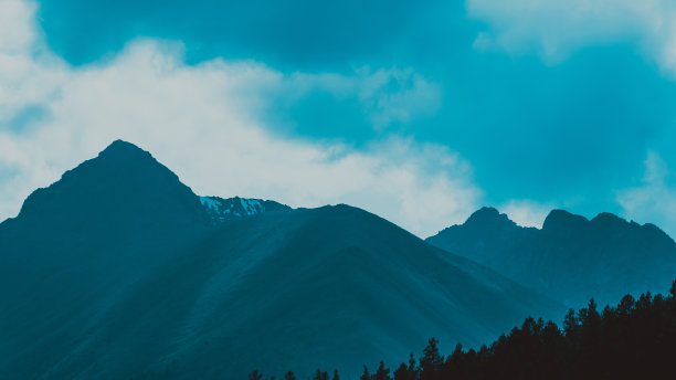 蓝雾中的悬崖峭壁，雾中的山脉剪影，在大自然中冥想和放松图片下载