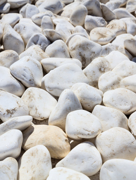 白色鹅卵石纹理，背景，垂直照片。图片下载