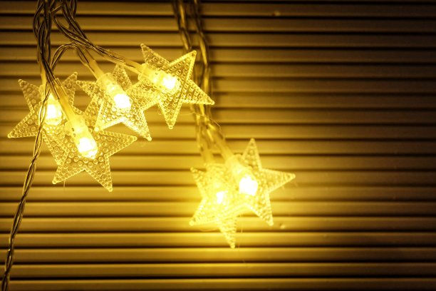 在选择焦点一组星星灯泡在黑暗的夜晚发光图片下载